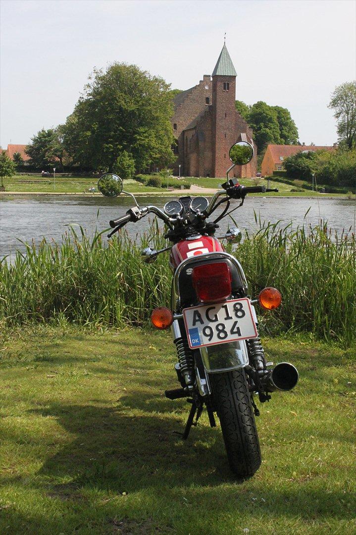 Suzuki GN 250 - Ved en af Maribo søerne. I baggrunden ses Maribo domkirke fra 1416 billede 15