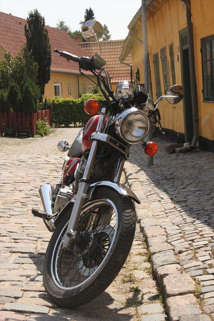 Suzuki GN 250 - I de gamle kvarterer i Maribo. Her bliver man søsyg af at gå på de skæve brosten billede 16