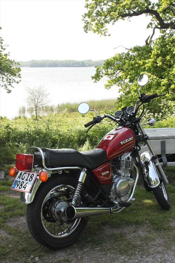 Suzuki GN 250 - Ved en af Maribo søerne. Der er 4 i alt hvoraf Søndersø er den største billede 17