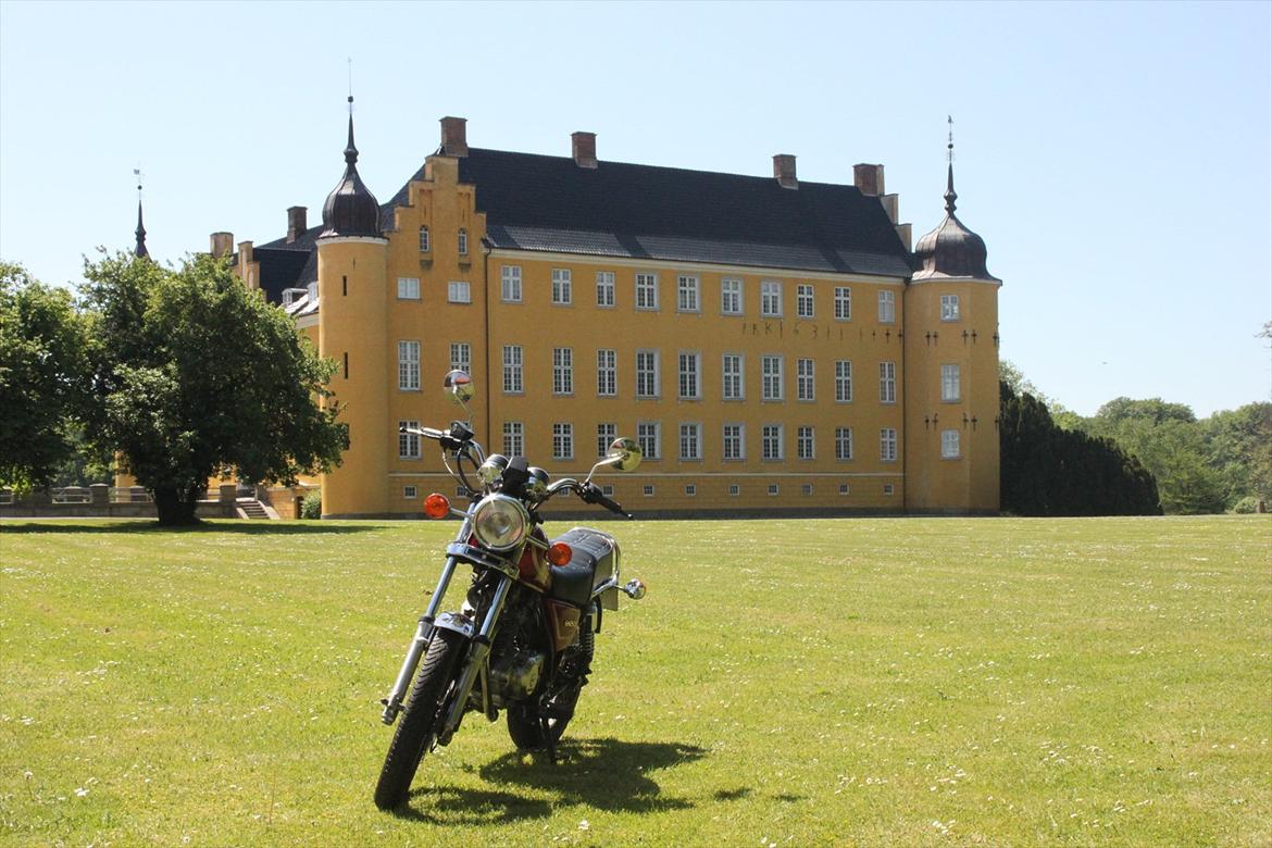 Suzuki GN 250 - Foran Krenkerup slot. Her laver de RIGTIG god øl!  billede 18