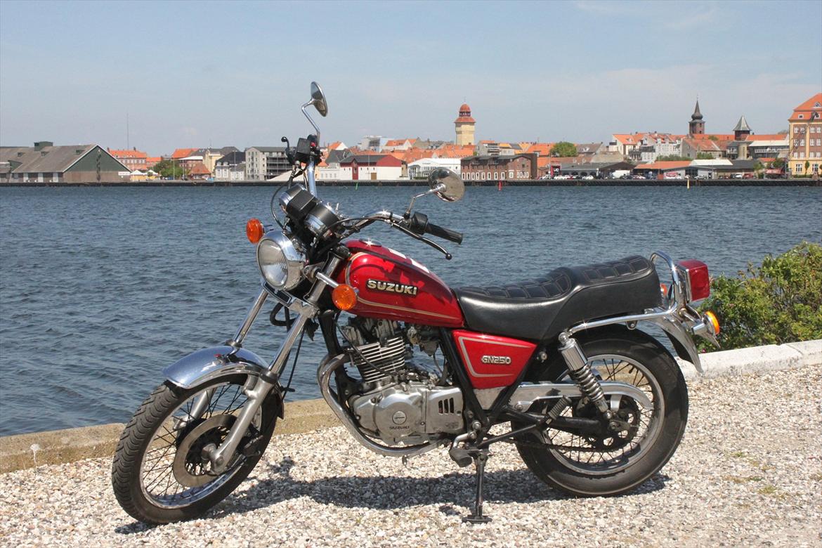 Suzuki GN 250 - Ved Guldborgsund. I baggrunden ses den største by på Sydhavsøerne, Nykøbing Falster billede 19