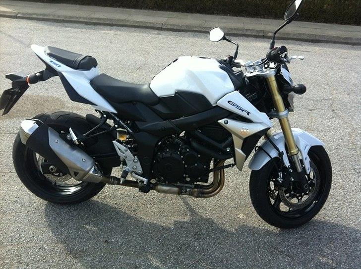 Suzuki gsr 750 billede 1