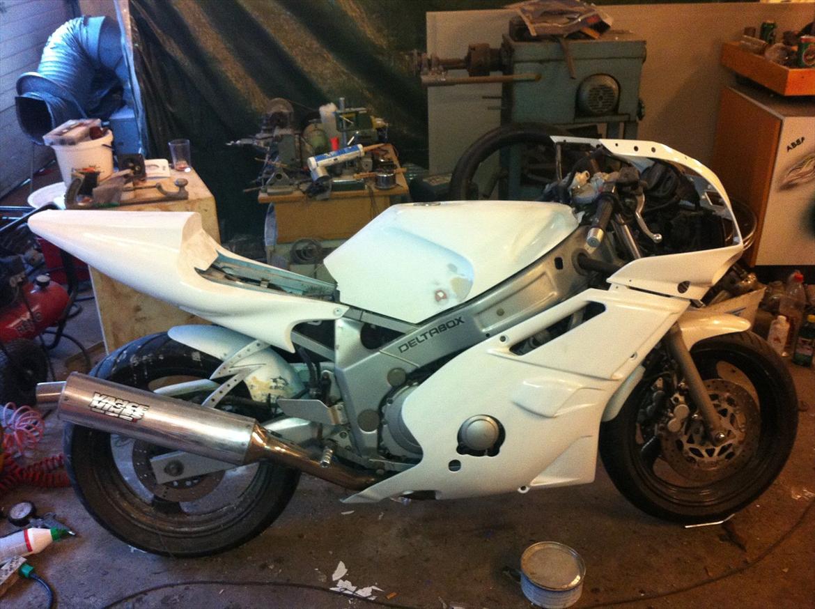 Yamaha fzr 600 - Så er der ved at ske lidt med projektet igen. første gamg hvid billede 15