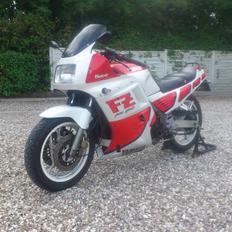 Yamaha FZ 750