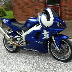 Yamaha YZF R1