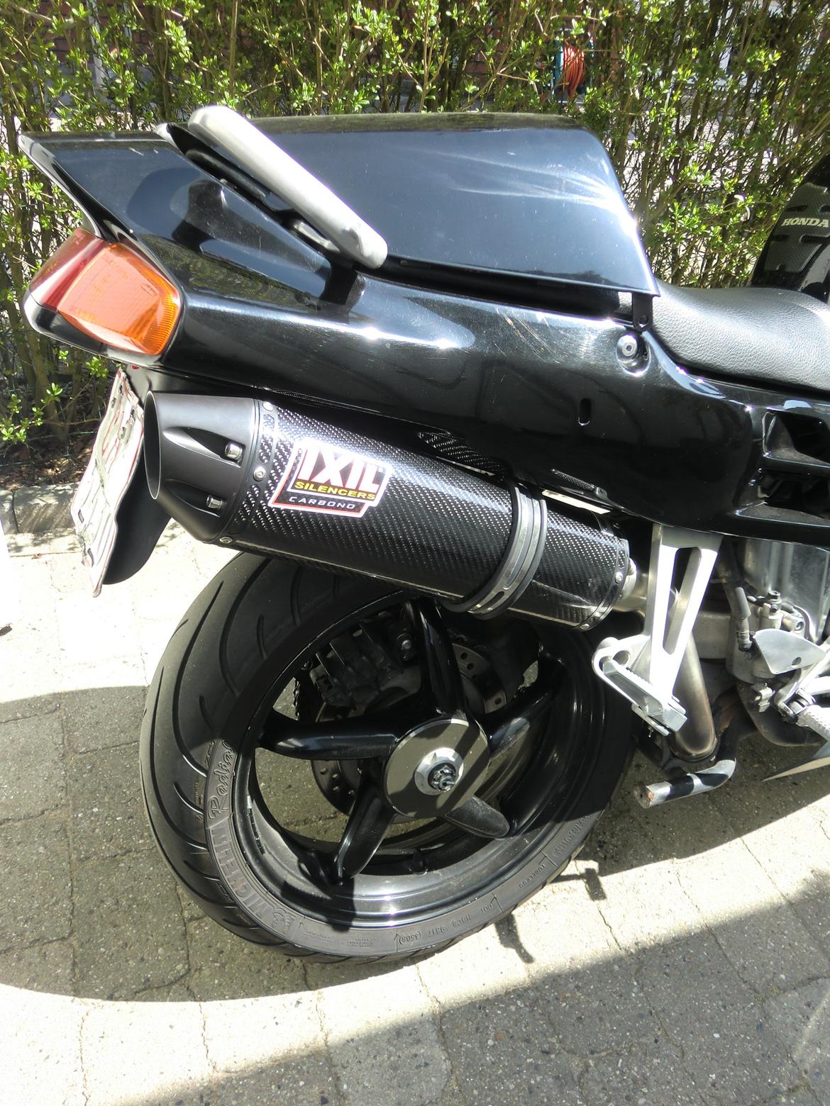 Honda VFR750II - solgt - Kan høres i tomgang her:

http://www.motorcykelgalleri.dk/video/tuningprojekter/9324-honda_vfr_750_med_ixil_carbon_potte billede 14