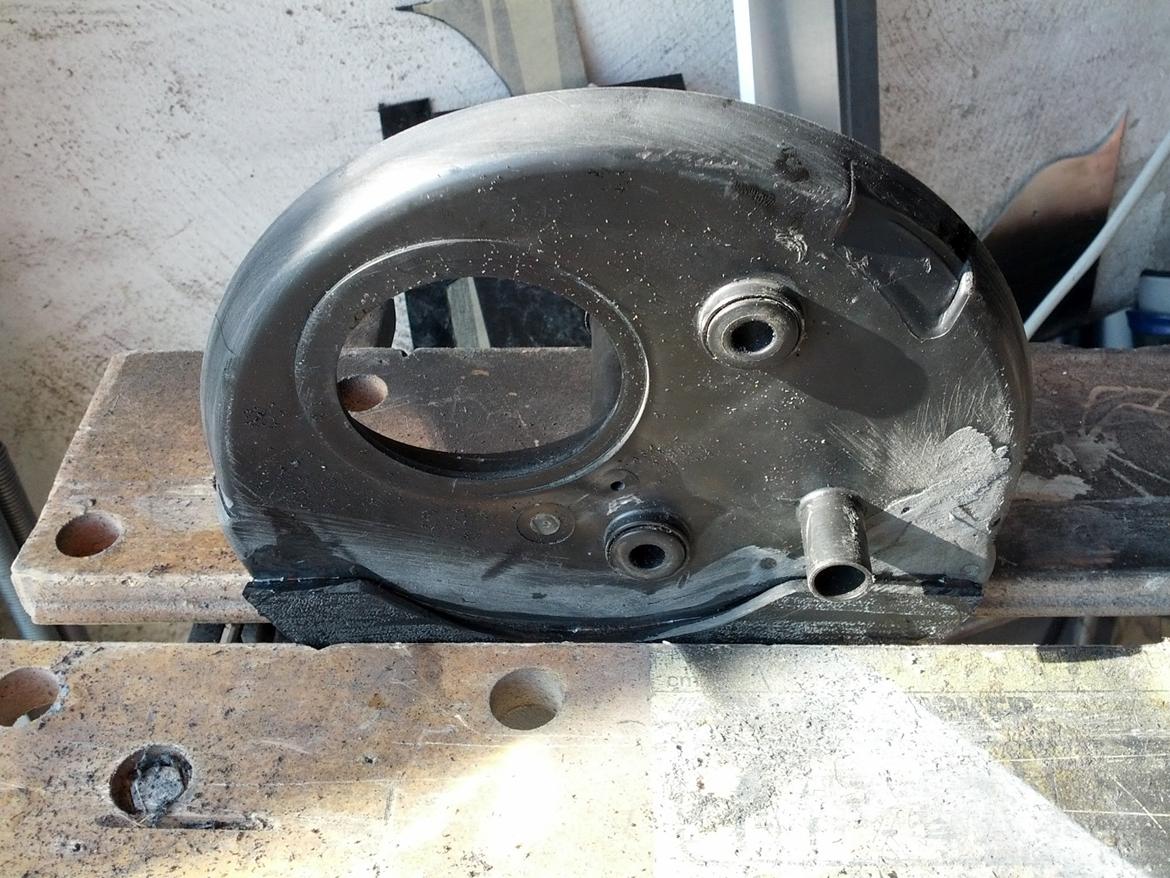 Kawasaki VN800 Classic - Hullet lukkes med udskåret plade og limet fast. billede 4