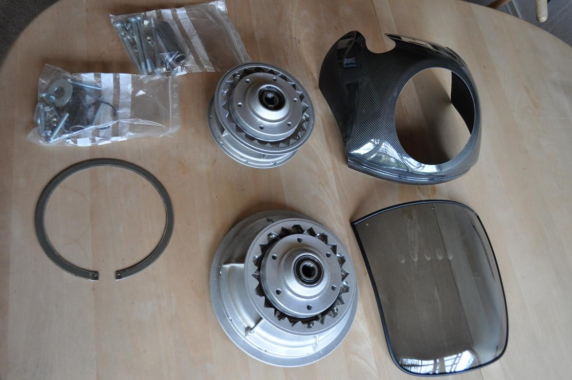 Moto Guzzi Le Mans ll Solgt - Lidt dele er allerede købt til projektet. Her ses nav til egerhjulene og le mans 1 kåbe i carbon billede 19