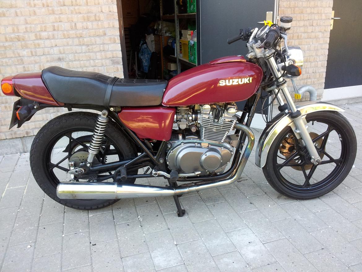 Suzuki GS 425 - så fik den et par sorte fælge  billede 5