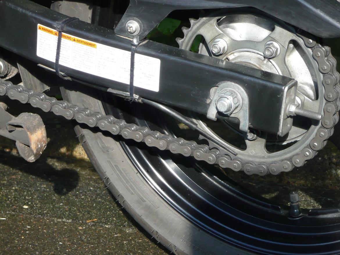 Suzuki GS500F - Man kan lige ane mit Scootoiler kædesmøringskit. Det rammer tandhjulet nederst, lige før kæde og tandhjul går sammen. billede 3
