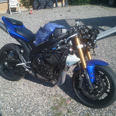 Yamaha YZF R1 >baneged<