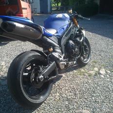 Yamaha YZF R1 >baneged<