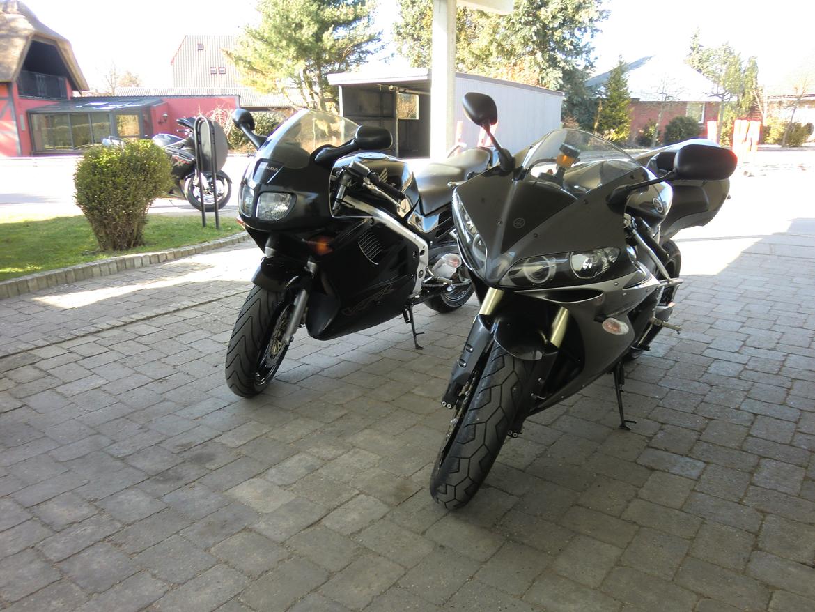 Yamaha YZF R1 - solgt :´-( - R1'eren afløser den sløve VFR som afløste CBR1100 traktoren i baggrunden. billede 2