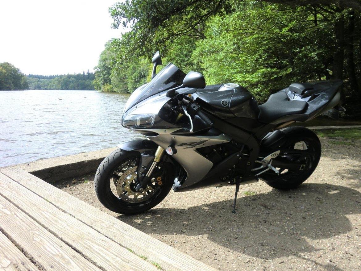 Yamaha YZF R1 - solgt :´-( - Yahama har virkeligt formået, at fastholde designet fra den første R1'er. billede 4