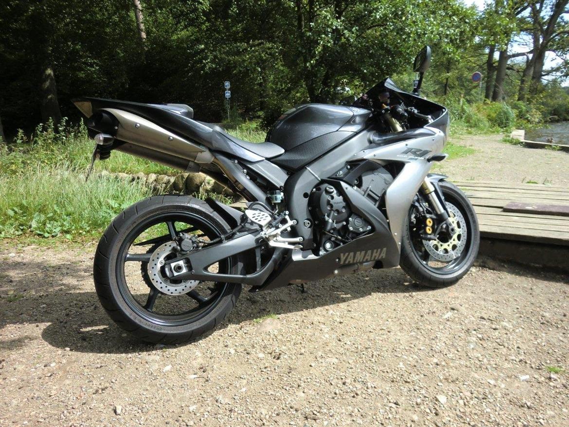 Yamaha YZF R1 - solgt :´-( - Afstanden fra sæde til fodhvilerne betyder jeg  kan sidde på R1'eren med med de to opererede knæ billede 8