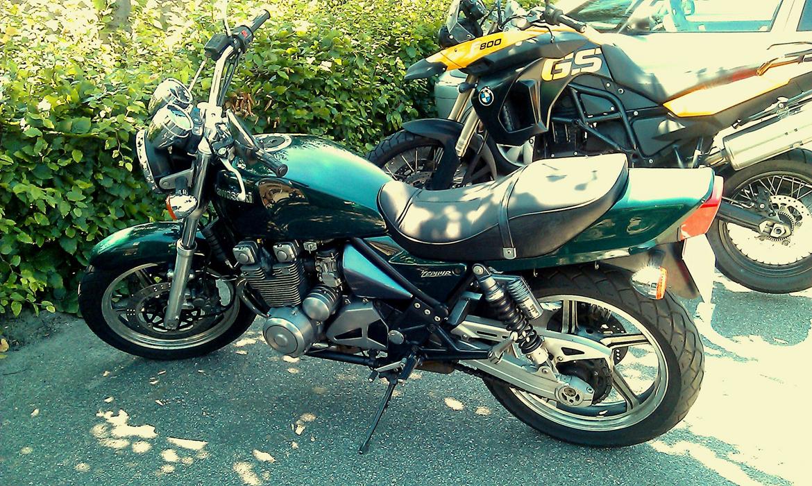 Kawasaki ZR 550 B4 Zephyr **solgt** - Taget med crappy mobilkamera ude foran arbejdet, hvor den utålmodigt står og venter til kl. 22:45, hvor Niels har fyraften ;)
Hurra for lyse sommeraftener :D billede 6