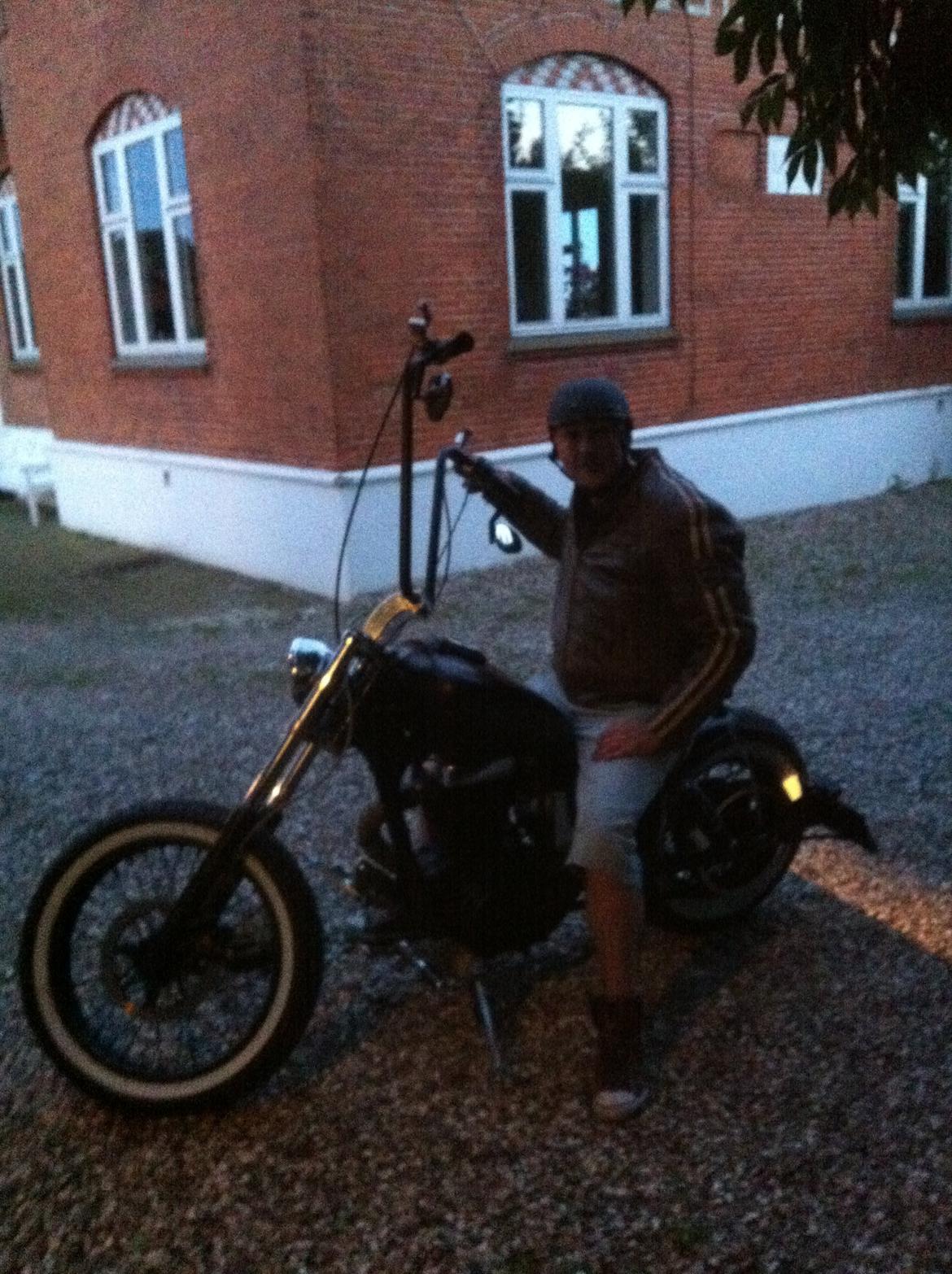 Suzuki savage ls BOBBER lucky 9 - Hjemme efter første prøvetur med det nye bagskærm. Det kunne ikke være der. Brændte ledningsnettet, så måtte fuske ledninger sammen for at komme hjem. Nu er kører ledningerne ovenpå skærmen. billede 2