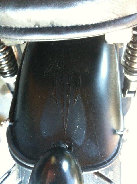 Suzuki savage ls BOBBER lucky 9 - pinstriping på bagskærm. Blev lidt varm da dækket gik på, så malingen er kogt lidt op :-) billede 20