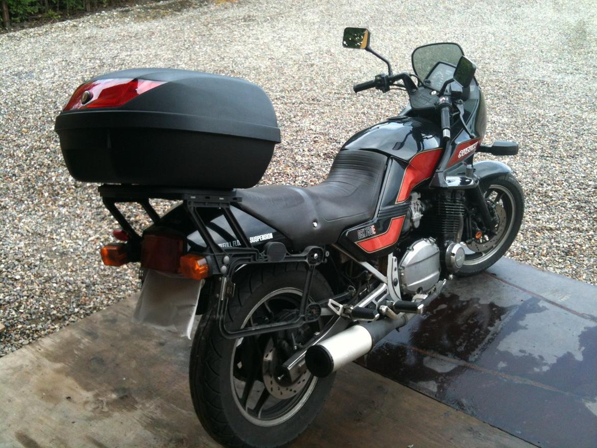 Suzuki Gsx 750 esd - 48 liter Plads til 2 fullface og jakken billede 6