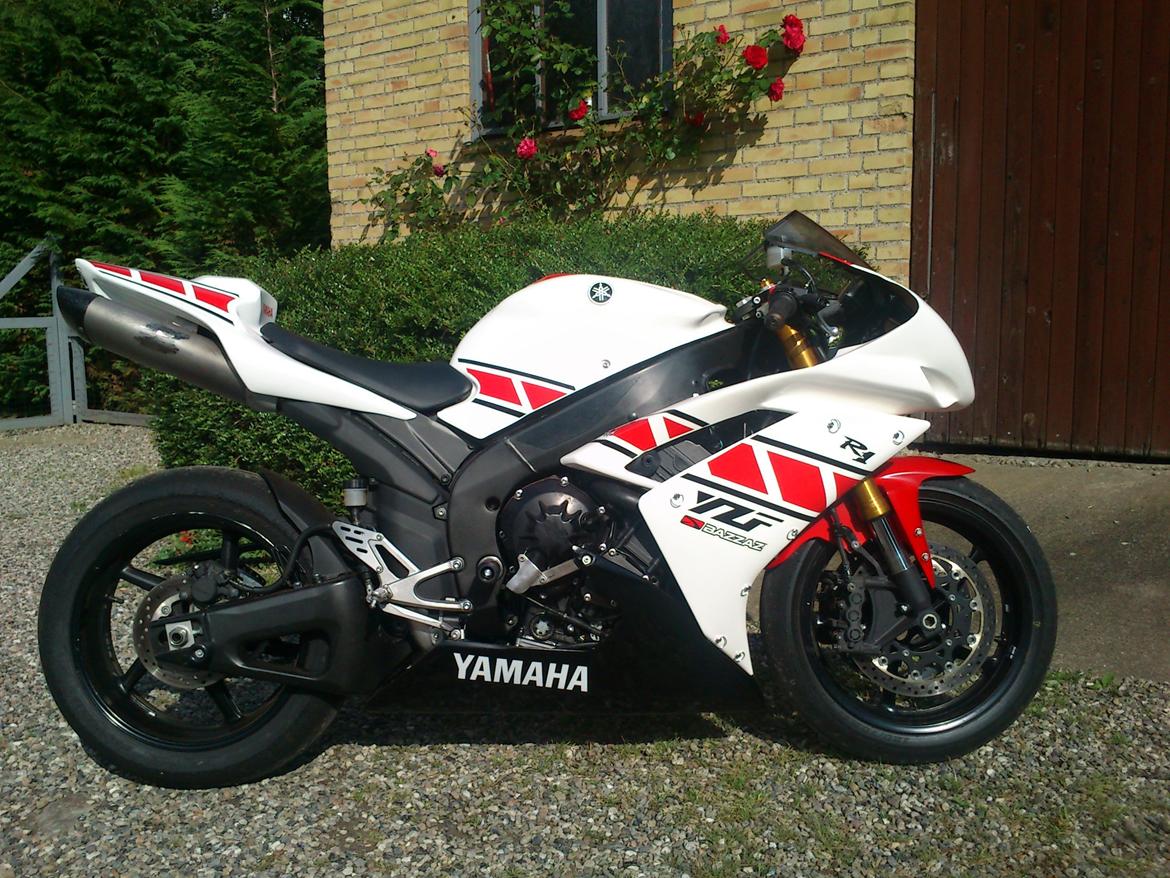 Yamaha YZF R1 >baneged< - De sidste klistermærker er sat på billede 6