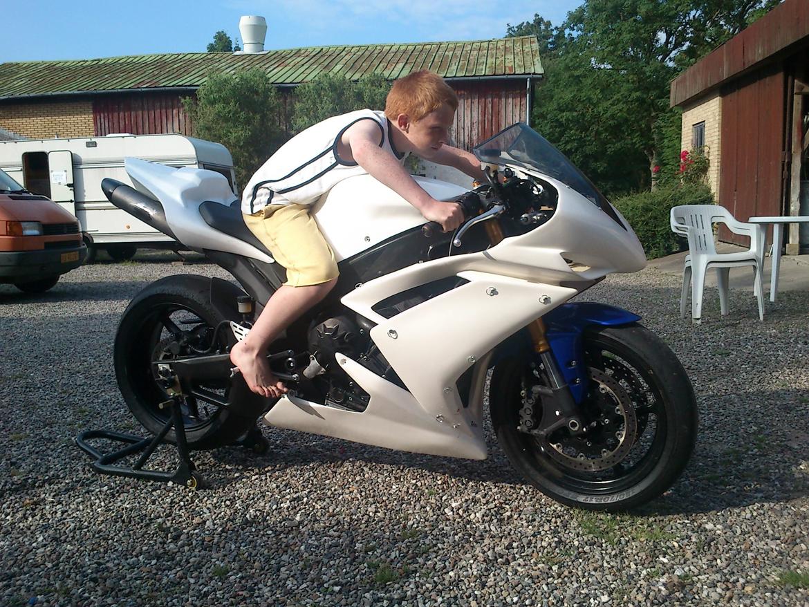 Yamaha YZF R1 >baneged< - Drengen er klar hvis det stod til ham :-)
 billede 4