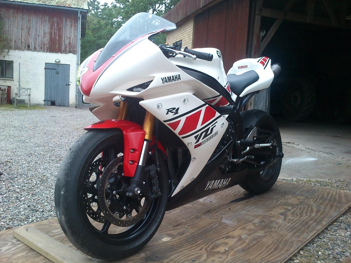 Yamaha YZF R1 >baneged< - De sidste klistermærker er sat på billede 7