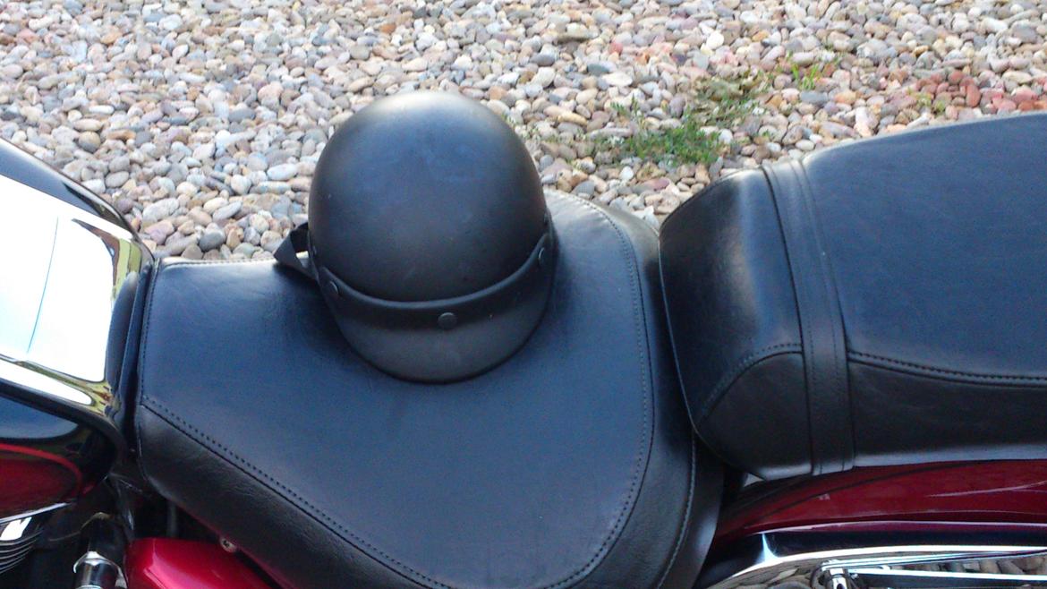 Suzuki vl 1500 - ny hjælm der giver lidt luft.
så er det bare på med de korte bukser, kortærmet skjorte og ud i sommervarmen ;o) billede 18