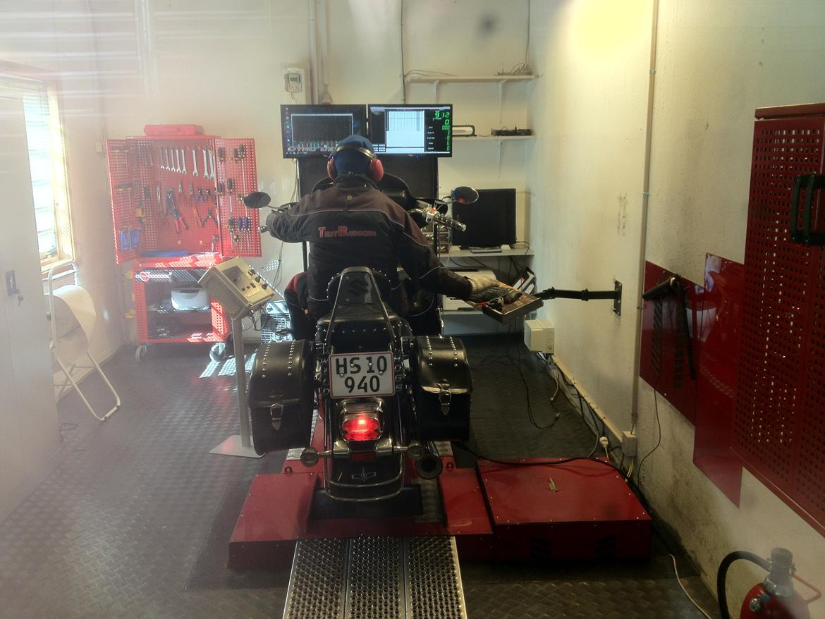 Suzuki Intruder C1500 - På rullefelt for at få justeret den ind efter montering af Powercomanderen billede 12