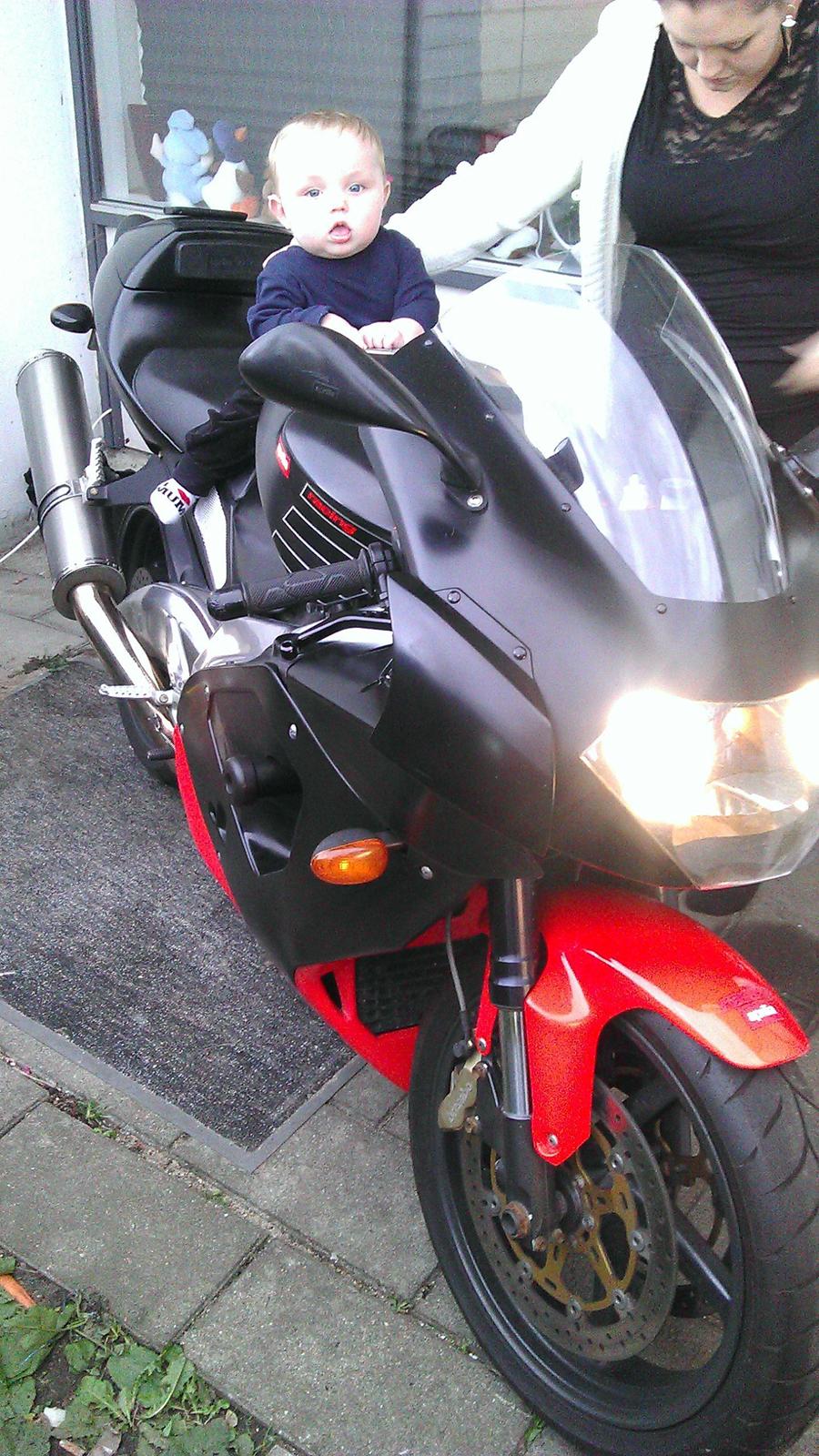 Aprilia RSV MILLE !solgt! - sønnen skulle lige se om den var god at sidde på:) billede 1