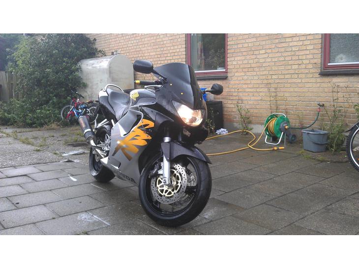 {{currentPhoto.altText}} billede {{currentPhoto.number}}