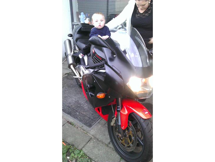 Aprilia RSV MILLE !solgt! - sønnen skulle lige se om den var god at sidde på:) billede 1
