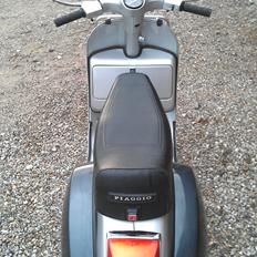 Piaggio Vespa P200E