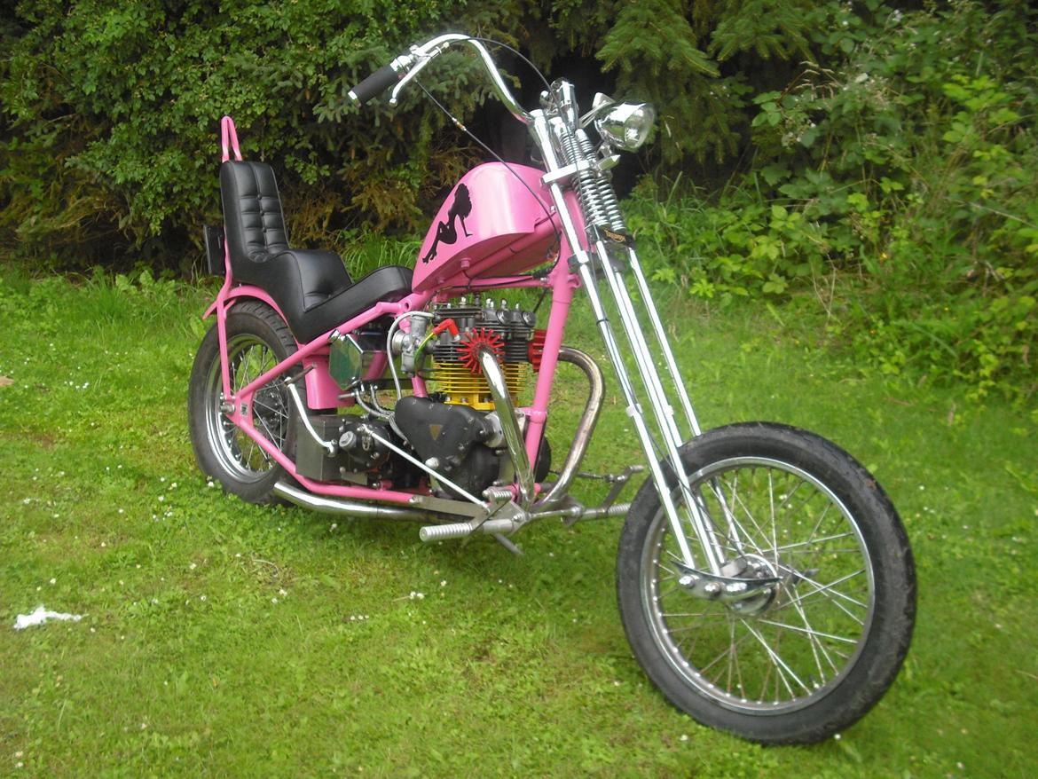 Triumph CHOPPER - I 2012 FIK DEN EN OMBYGNING MED ANDET BAGHJUL, LÆGERE STEL OG RETRO OLIETANK SAMT ET ANDET FREMFLYTTERSÆT. billede 4