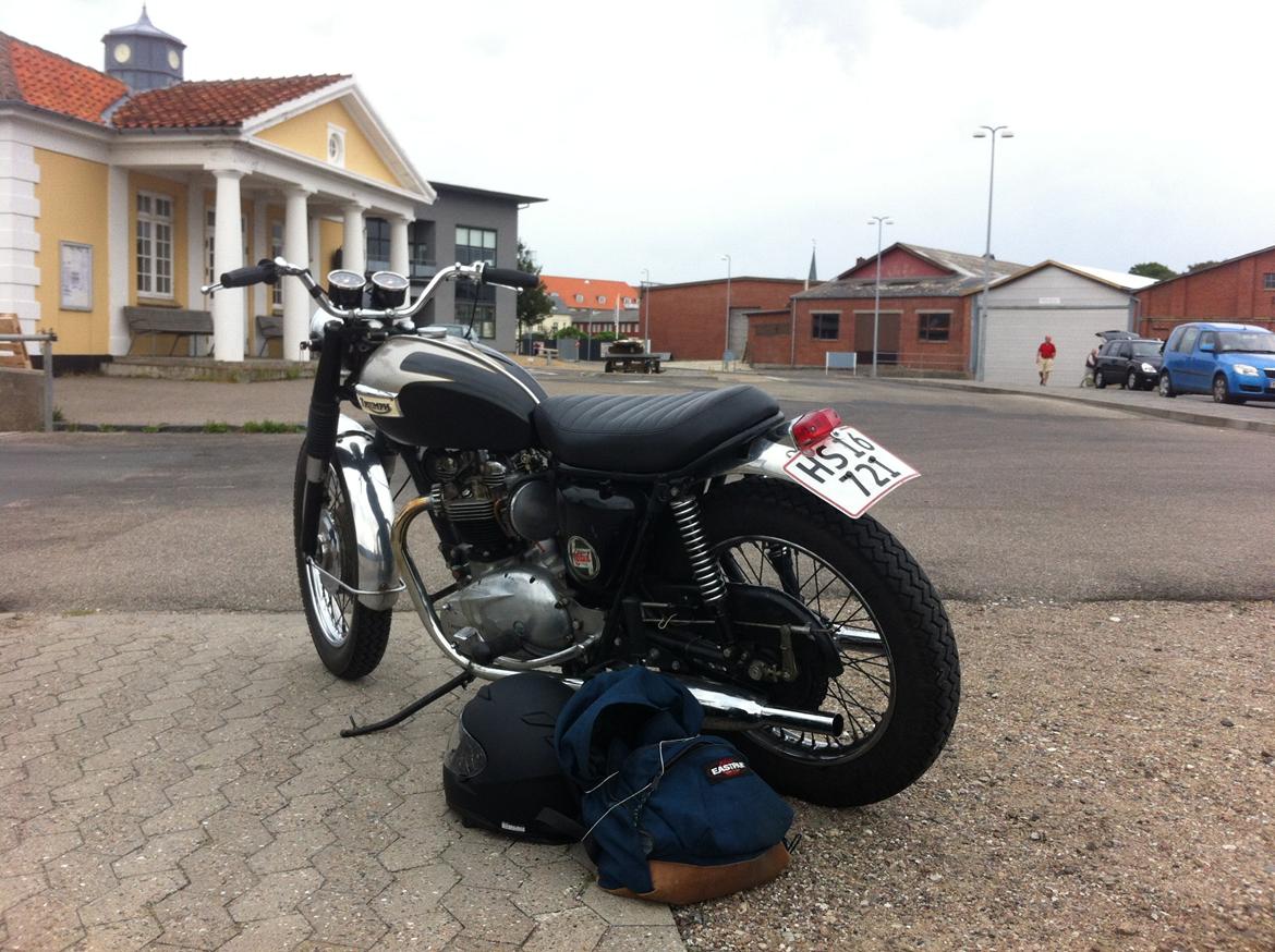 Triumph Bonneville T120R - Dejligt at nå frem efter en lang lang tur fra Odense til Rudkøbing.  billede 6