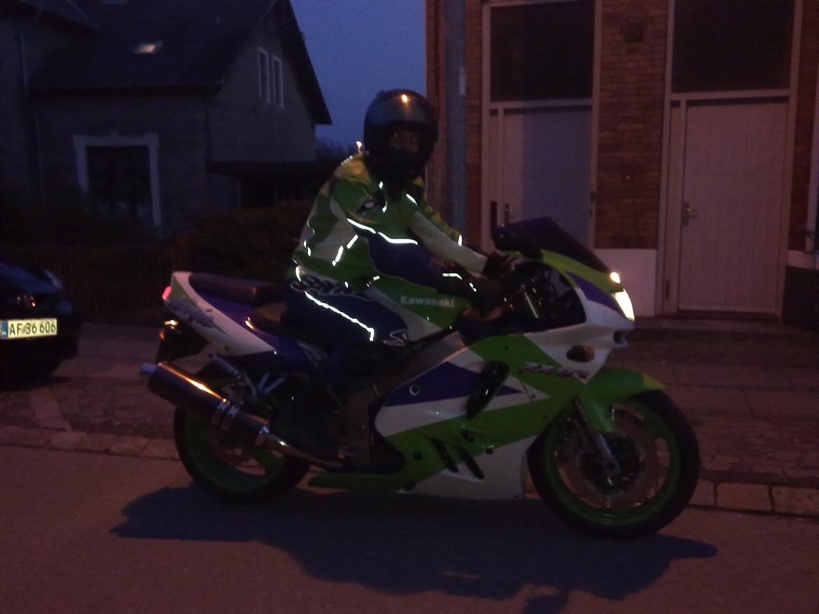 Kawasaki ZX9R *Solgt* - Dragten matcher selfølgelig cyklen, dog et dårligt billede. billede 13