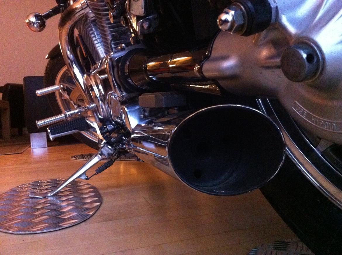 Suzuki Intruder VS 700 - Smidt på plads i hjørnet, på de dertil indrettede plader billede 7