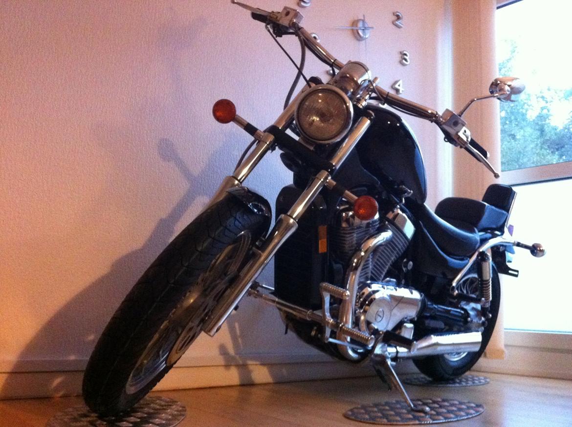 Suzuki Intruder VS 700 - Et fint tørrestativ billede 8