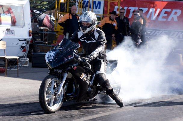 Suzuki gsx 1127 ccm - Sådan ser den så ud i 2012 , er dog adskilt for lidt maling og justeringer hist og her billeder kommer senere  billede 9