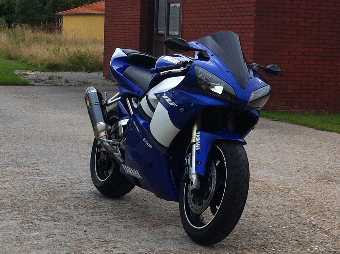 Yamaha R1 billede 1