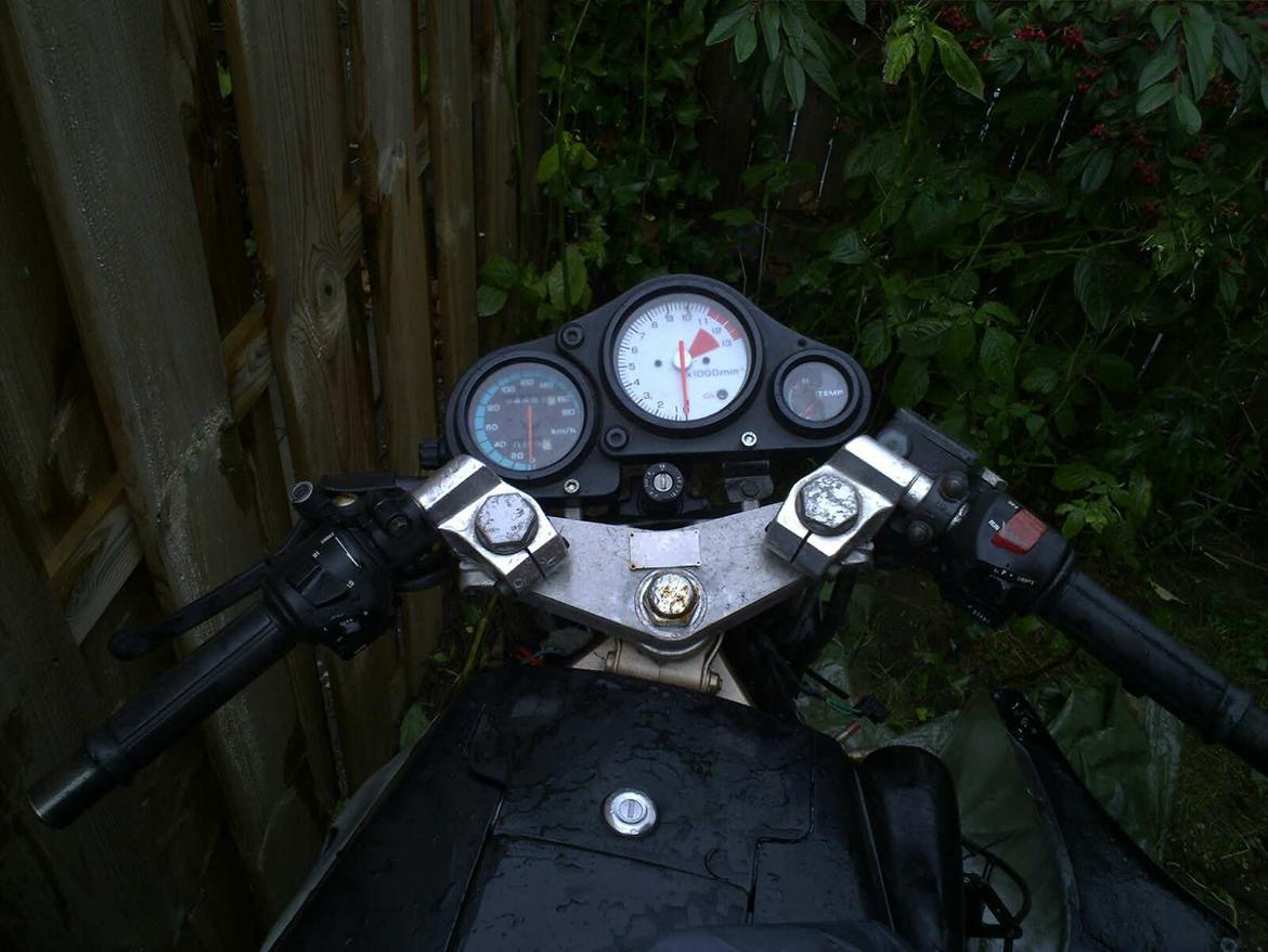 Honda NSR 125 - Lavede mig lige et beslag så jeg kunne sætte speedometer fast på forgaflen, istedet for i kåben. syntes det ser godt ud :) billede 8