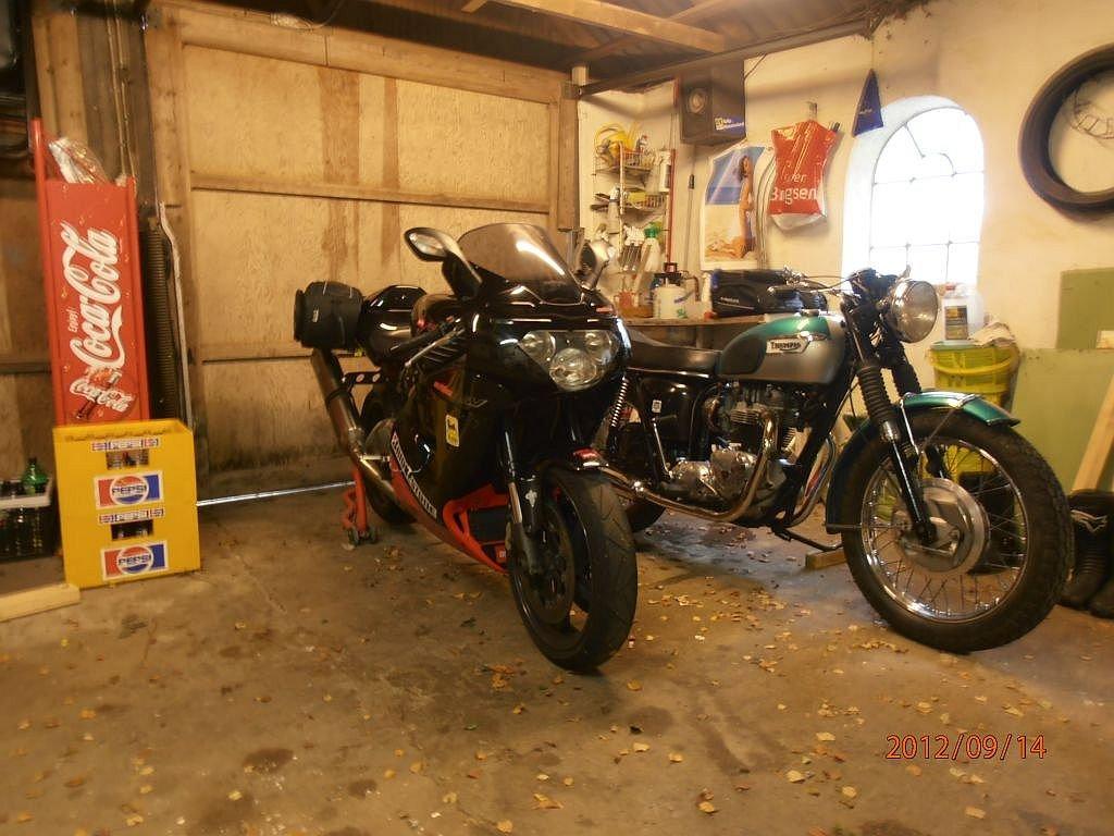 Triumph TR6R Trophy - Her står motorcyklerne så i garagen... billede 10
