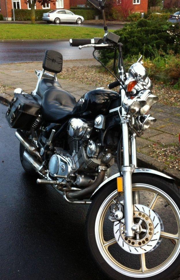 Yamaha XV 700 Virago - Der er monteret fremflyttersæt på hvilket giver god plads til at strække knæene. billede 2