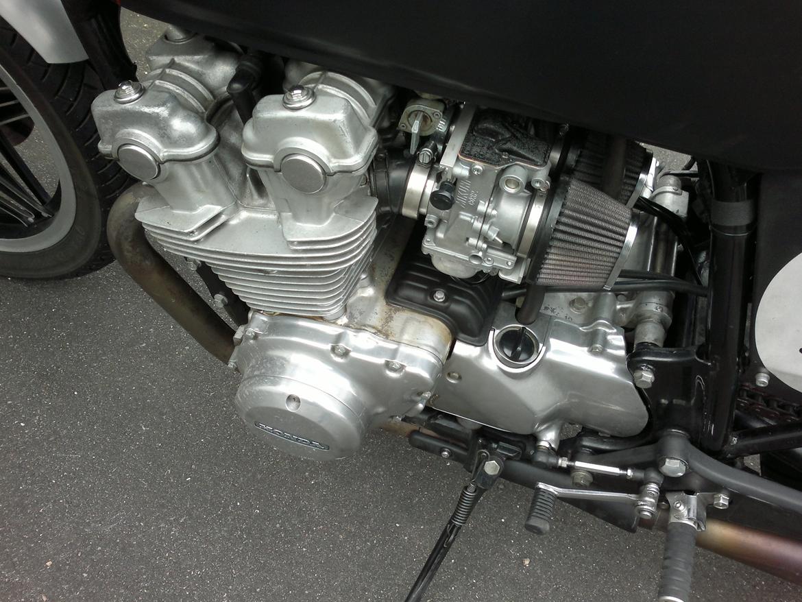 Honda CB 750 DOHC FA - Mikuni racer spjældkarburator og nymalet generatordæksel (sort) billede 2