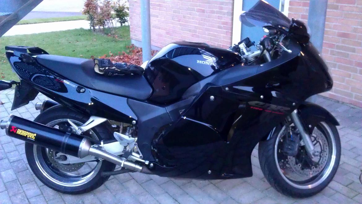 Honda CBR 1100 XX  - Ja så kom der lidt nyt plastik og nye potter på. 
Synes sku det pyntede  billede 15