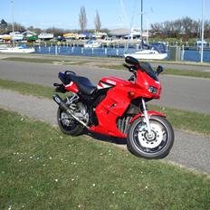 Yamaha FZS 600 Fazer (kærestens bike)