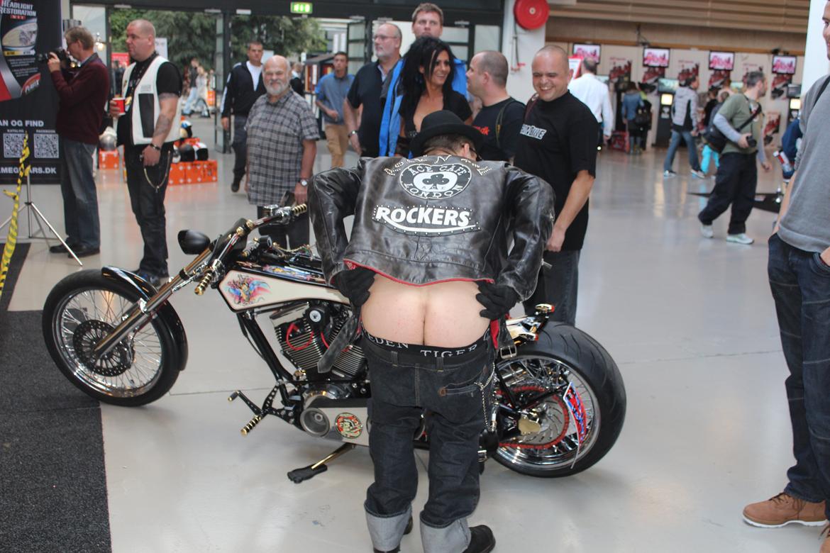 Harley Davidson twisted chopper dropseat... - jamen jeg bukker og nejer da gerne...svarer ikke for følgende hvis folk står bag mig... hmmm ok der stod så lige 200 i det her tilfælde men men hva fanen,en røv er vel bare en røv,og sådan en er jeg ikke... smiler de damer,og den herre foroven sorry kunne billede 14