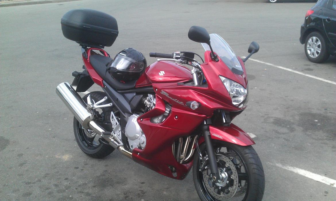 Suzuki GSF 650Bandit - Helt nye og frisk... 17 km gammel. Tro du jeg er en glad mand? ;o)  billede 1