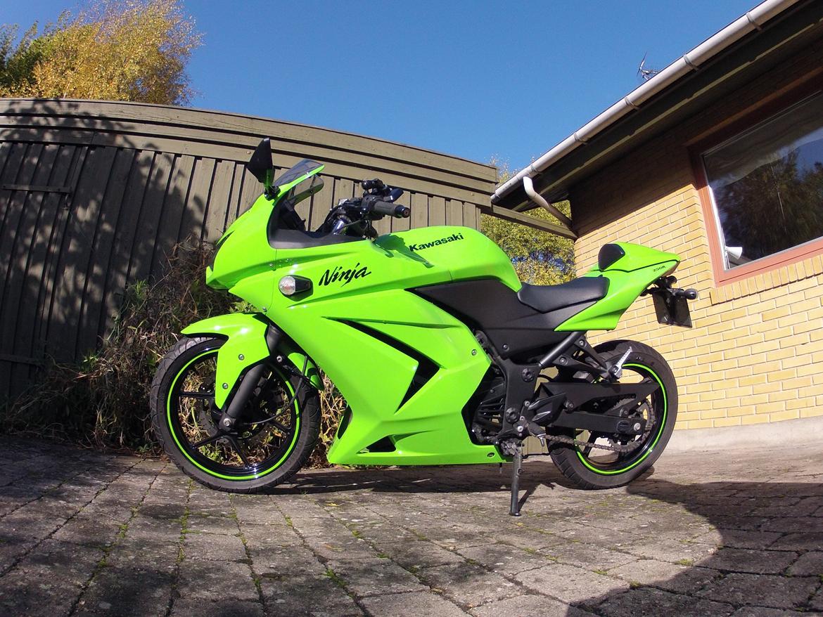 Kawasaki Ninja 250r - Her kan man se hvor meget lyset kan gøre på den grønne farve, det er som at have en mc med der skifter farve alt efter om der er sollys, mørkt, skyet osv.. Ret sejt ;) billede 11