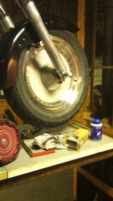 Harley Davidson Fatboy Solgt - Harley på liften før polering billede 13