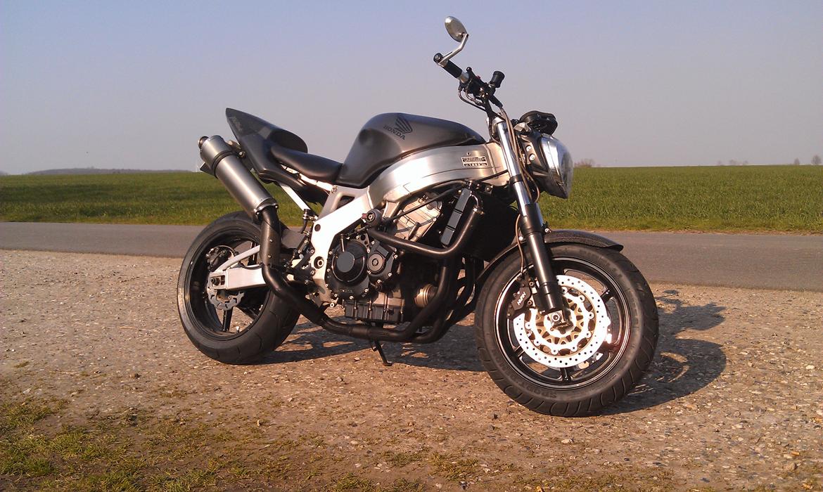 Honda CBR 900 Street Fighter - Synes sgu den tager sig ret godt ud :-) billede 1